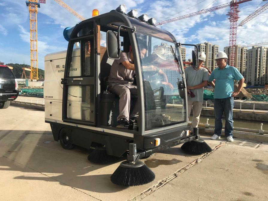 玉环龙海市电动清扫车：现代城市清洁的新解决方案